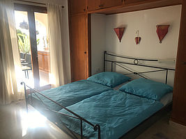 Schlafzimmer links