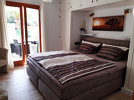 Schlafzimmer links